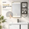 Gương LED Eurolife BLV-AL20 có công tắc cảm ứng bật tắt trên mặt gương, đèn LED viền trên dưới và kệ mở bên phải.