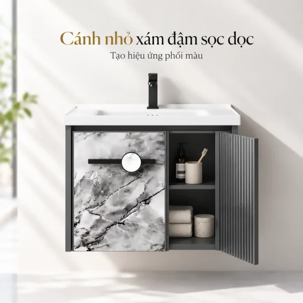 Cánh nhỏ xám đậm sọc dọc của tủ lavabo nhôm Eurolife BLV-AL19 mở sang bên phải, để lộ khoang chứa đồ bên trong