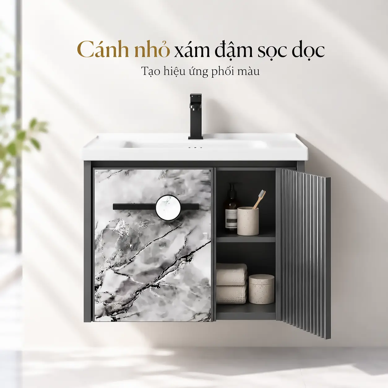 Cánh nhỏ xám đậm sọc dọc của tủ lavabo nhôm Eurolife BLV-AL19 mở sang bên phải, để lộ khoang chứa đồ bên trong