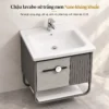 Chậu lavabo sứ trắng men Nano kháng khuẩn trên tủ nhôm Eurolife BLV-AL18, phối cánh xám sáng và xám đậm sọc dọc.